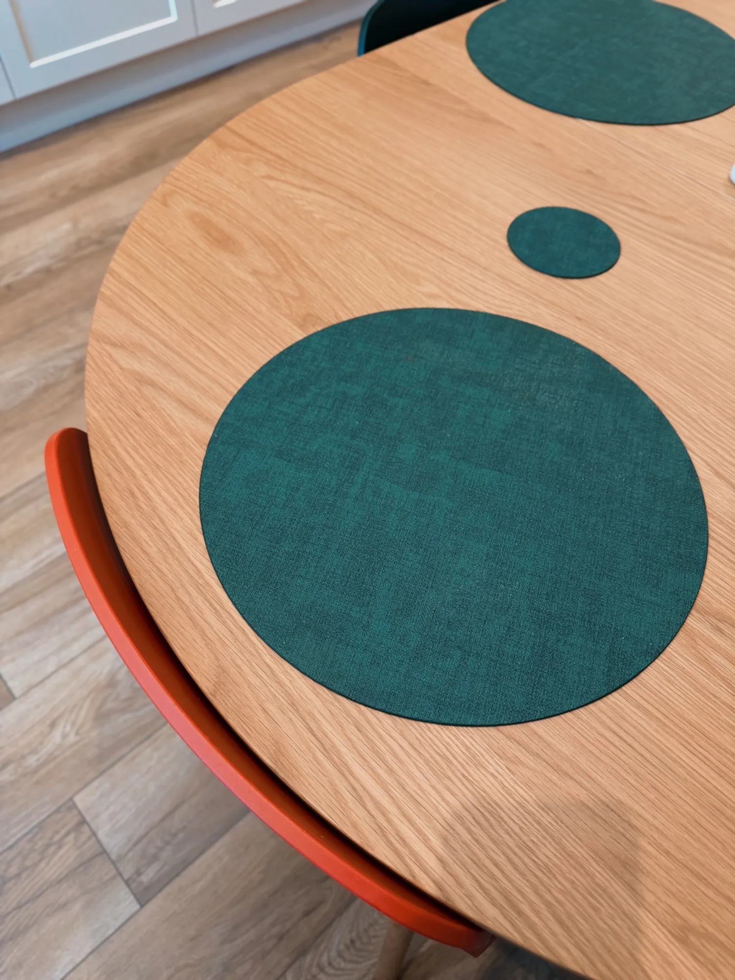 Chair back and table end meeting in perfect radial symmetry. Very good.